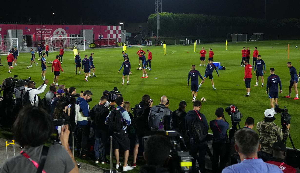 Media mengamati sesi latihan timnas Kroasia pada Piala Dunia 2022 di Doha, Minggu (11/12/2022). Kroasia dan Argentina bertemu sebanyak lima kali pada laga persahabatan dan Piala Dunia. (AP Photo/Petr David Josek)
