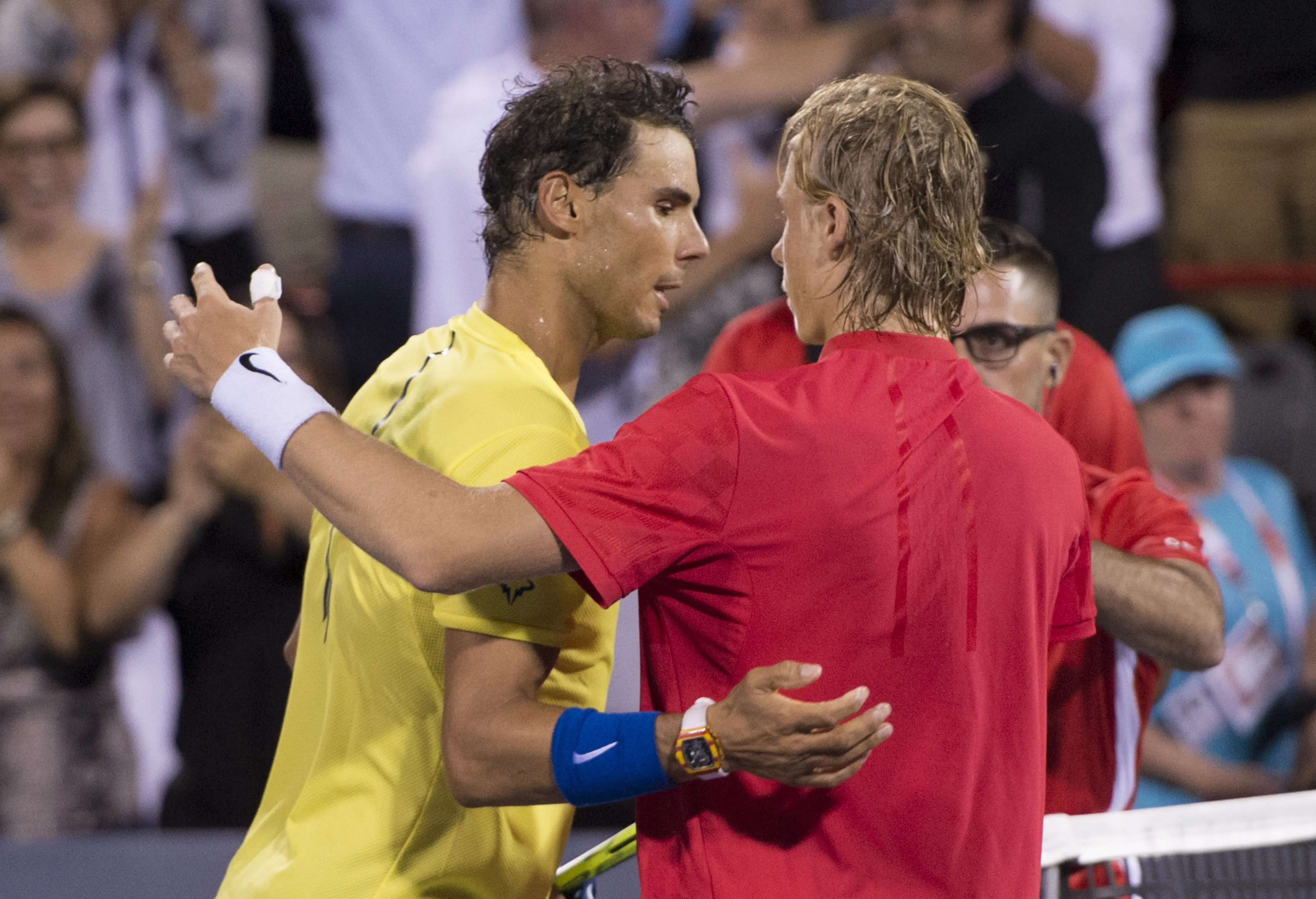 Rafael Nadal (kiri) usai dikalahkan Denis Shapovalov. (AP Photo/Paul Chiasson)