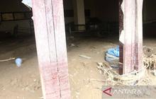 Pesantren Al Bayan Pidie Jaya Berjuang Keras Keruk Lumpur Banjir dengan Biaya Sendiri