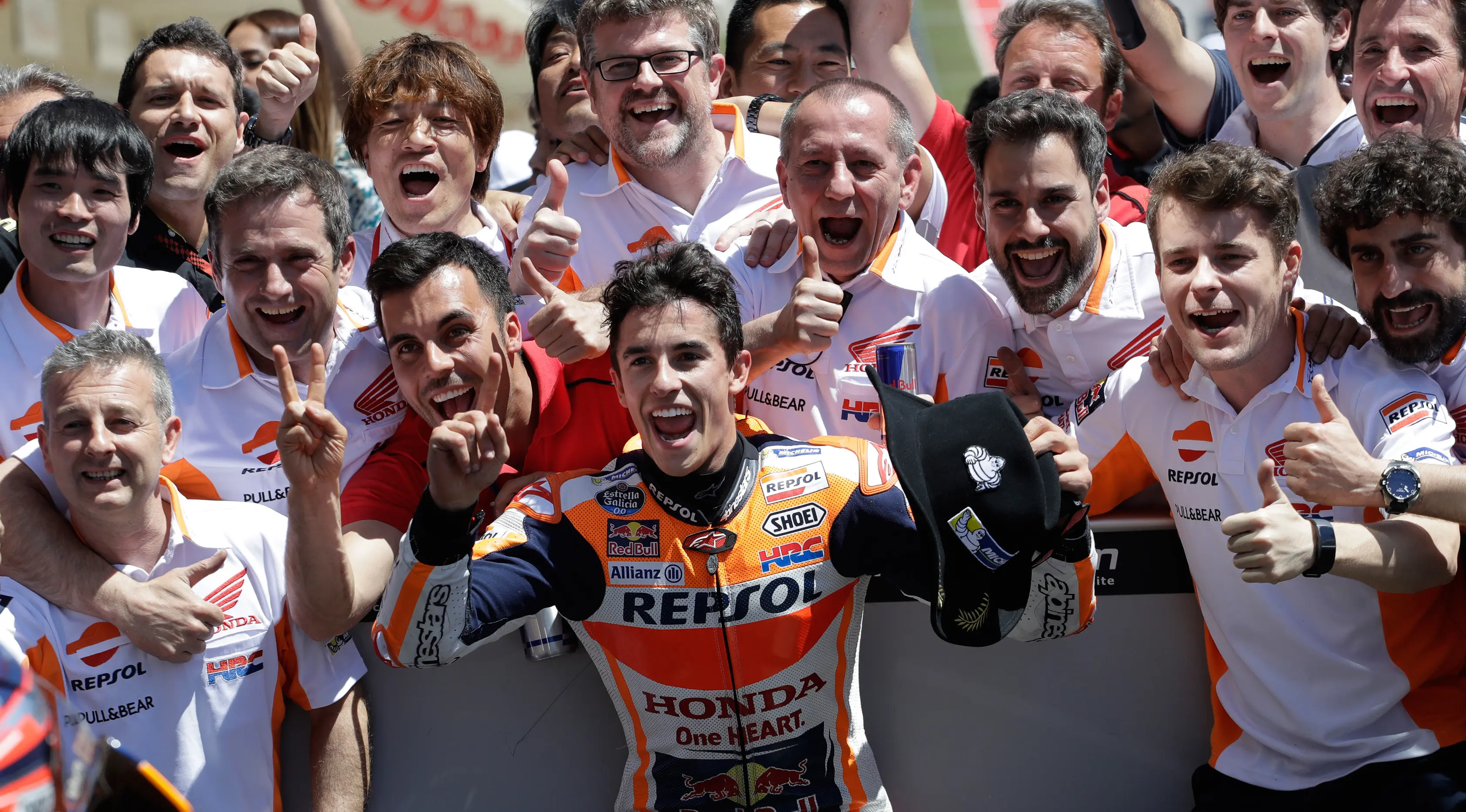 Marc Marquez berpose bersama timnya setelah berhasil finish diurutan pertama pada MotoGP Amerika di Austin, Texas, (23/4). (AP Photo/Eric Gay)