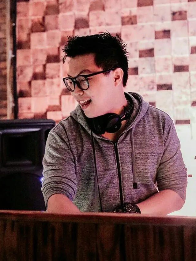 DJ Johan Suhandri dikenal dengan kepiawaiannya memainkan musik berirama EDM, Electronic RnB hingga Mash Up