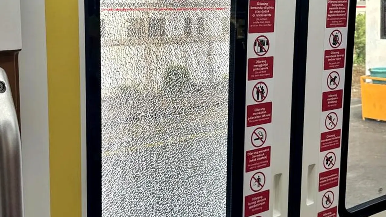 Penampakan pintu kereta rel listrik (KRL) impor asal China terkena lemparan batu pada Jumat (11/7/2025), pukul 16.05 WIB. (Dok KAI)