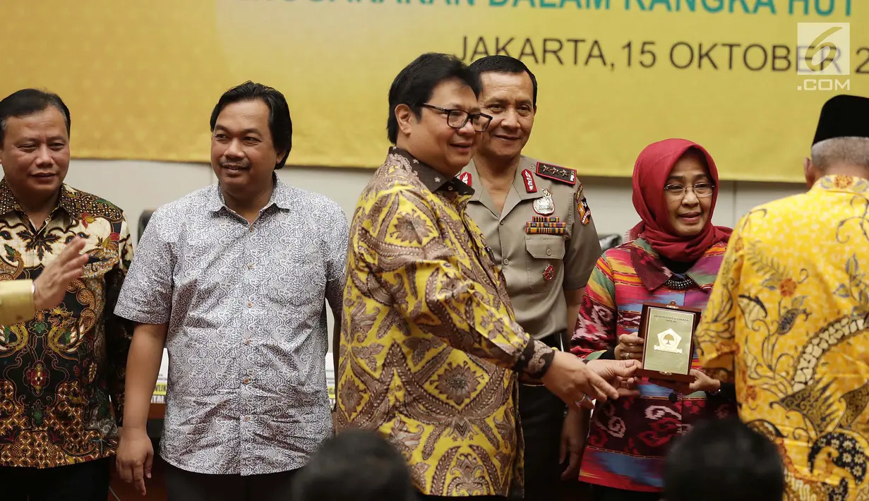 Ketum DPP Golkar Airlangga Hartarto saat pembukaan seminar kebangsaan dengan tema "Mewujudkan Pemilu 2019 yang Damai, Bersih, dan Bermartabat" di Nusantara I, Ruang KK, Kompleks Parlemen, Senayan, Jakarta, Senin (15/10). (Liputan6.com/Johan Tallo)