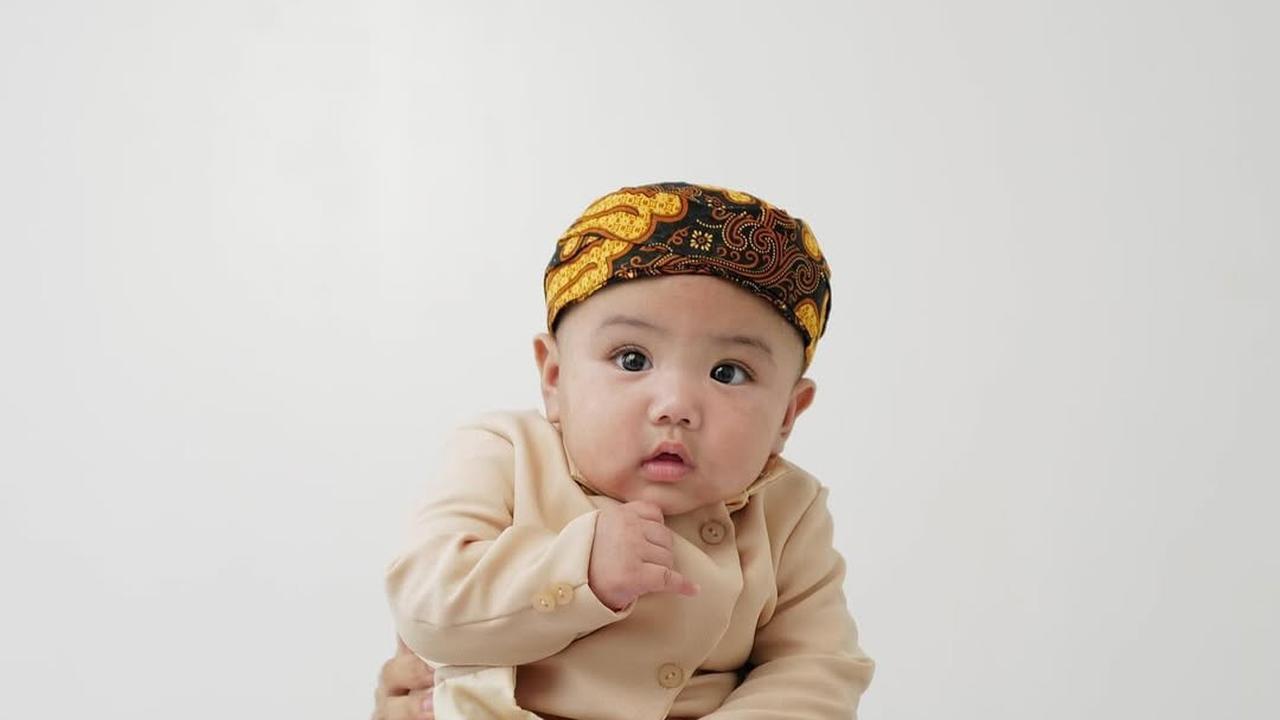 7 Potret Elio Anak Joshua Suherman dan Clairine Clay Pakai Blangkon, Gemas Maksimal