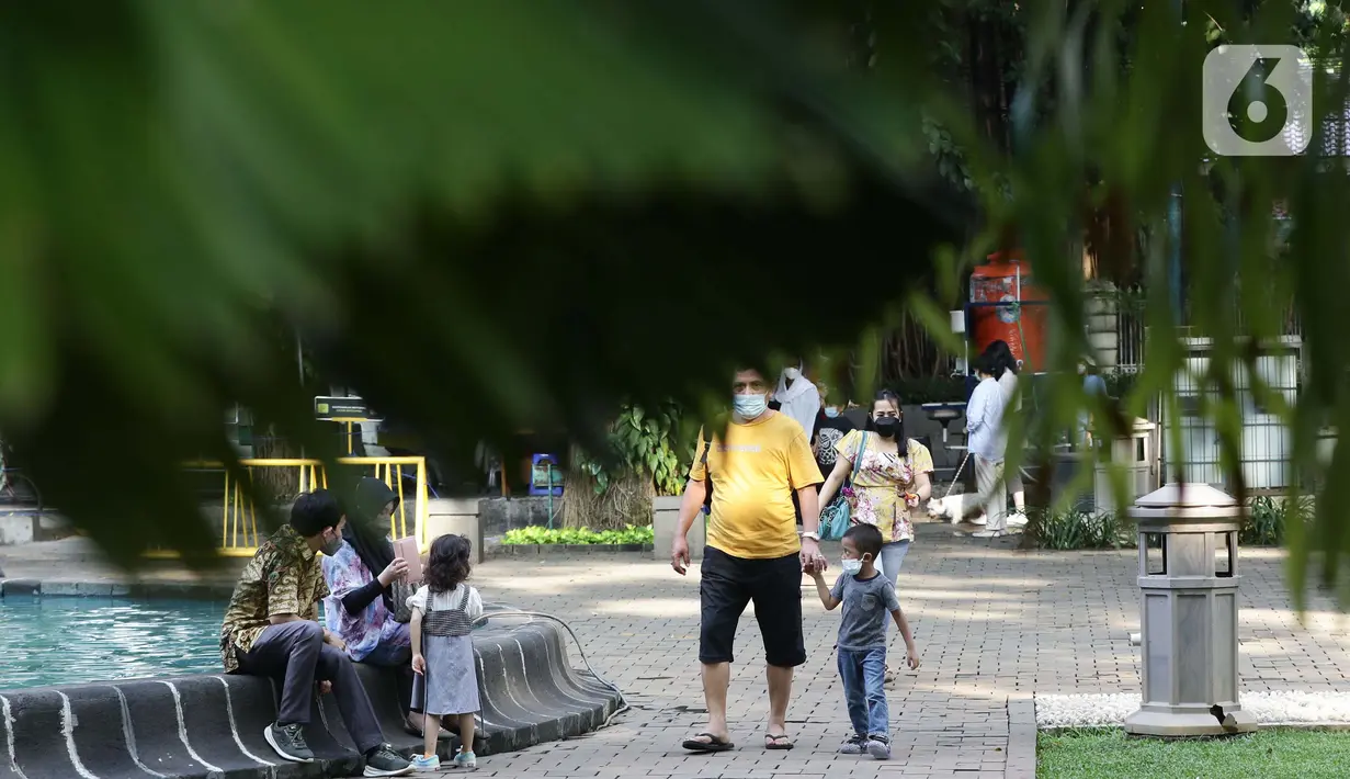 Warga menikmati kembali suasana ruang terbuka hijau Taman Suropati, Jakarta, Sabtu (23/10/2021). Pemerintah Provinsi DKI Jakarta kembali membuka 59 Ruang Terbuka Hijau (RTH) yang ditutup karena pandemi Covid-19. (Liputan6.com/Helmi Fithriansyah)
