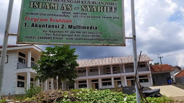 Yayasan As-Syarief yang dikelola keluarga Irjen Pol Suntana menjadi bukti pengabdian jenderal bintang dua itu bagi masyarakat Desa Cinta, Karang Tengah, Garut, Jawa Barat.