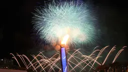 Pesta kembang api yang menjadi latar kaldron api SEA Games menghiasi langit Singapura pada saat Pembukaan SEA Games 2015 di Stadion Nasional Singapura. Jumat (5/6). (Bola.com/Arief Bagus)