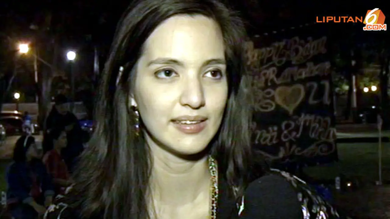 nia-ramadhani-dijalan-130416b.jpg