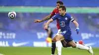 Penyerang Manchester United, Marcus Rashford, berebut bola dengan bek Chelsea, Cesar Azpilicueta, pada laga Liga Inggris di Stadion Stamford Bridge, Minggu (28/2/2021). Kedua tim bermain imbang 0-0. (Clive Rose/Pool via AP)