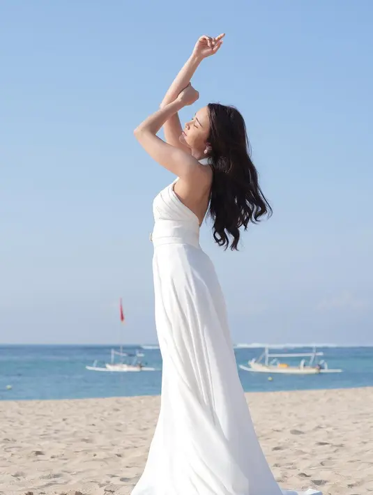 Atau main di pantai dengan mengenakan dress yang cantik ala Michelle ini? Ia mengenakan halter-neck dress berwarna putih yang simple, tapi bisa membuatnya tetap terlihat menawan. Foto: Instagram.