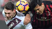 Bek AC Milan, Gustavo Gomez (kanan) pada laga kontra Torino, di ajang Babak 16 Besar Coppa Italia 2016-2017, di Stadion San Siro, Jumat (13/1/2017) dini hari WIB. AC Milan unggul 2-1 atas Torino.  (EPA/Daniel Dal Zennaro)