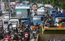 FOTO: Perbaikan Tanggul Kalibaru yang Jebol Sebabkan Kemacetan Parah dari Jalan Raya Bogor ke PGC Cililitan