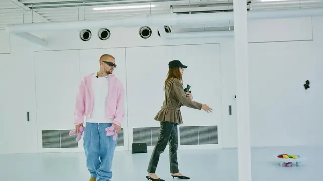 Makin Serasi, Gaya Hailey Bieber dengan Jaket Military Saat Dukung Pop-Up Store SKYLRK Miliki Justin di Tokyo