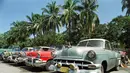 Deretan mobil klasik Amerika, kebanyakan dari akhir tahun lima puluhan, duduk di tempat parkir milik negara di pinggiran Havana pada 5 Agustus 1991. Kendaraan sisa, dari era Batista, biasanya dibeli dalam dolar oleh orang asing yang tinggal di Kuba. (AFP/Don Emmert)