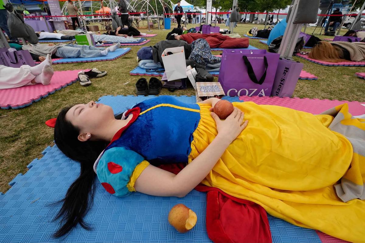 FOTO: Ratusan Warga Seoul Ikuti Kompetisi Tidur Siang di Tepi Sungai Han