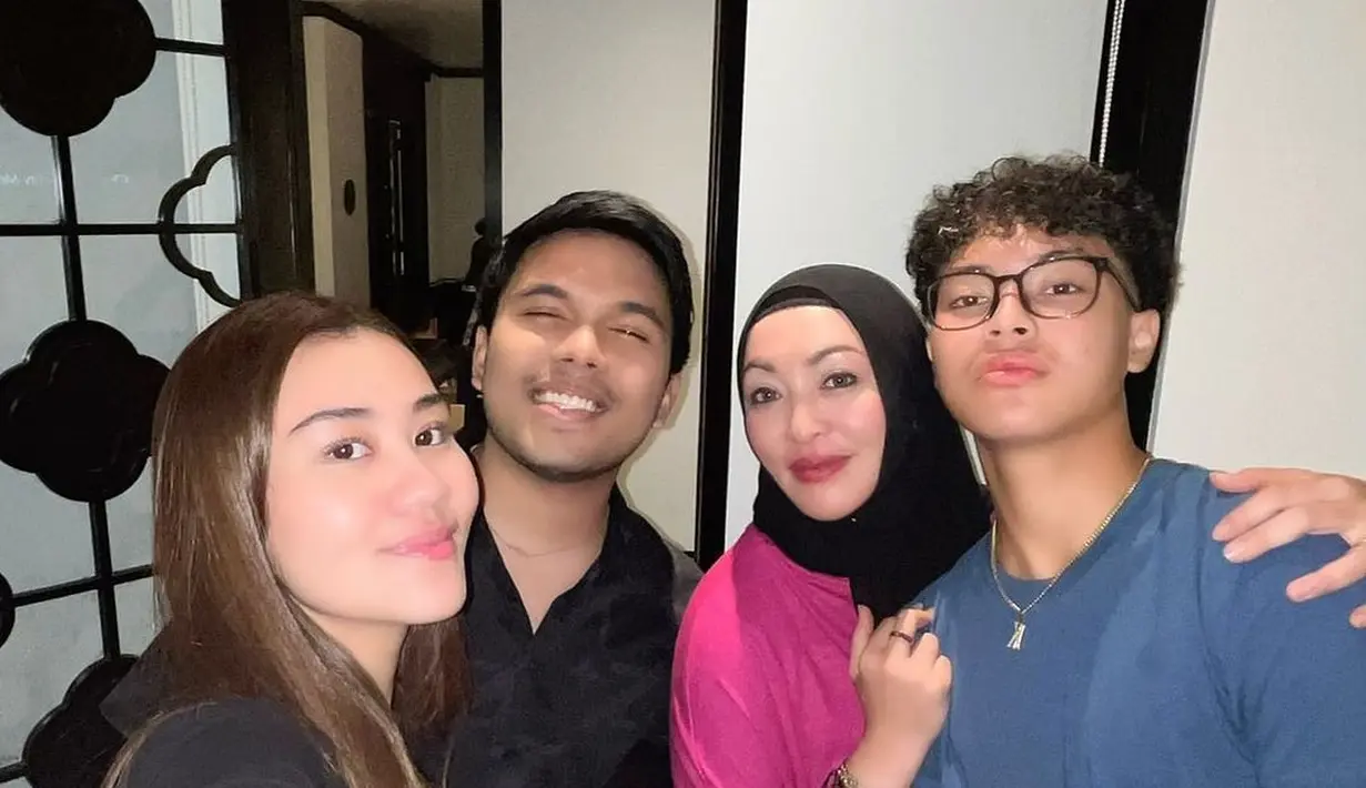 Dengan gaya khasnya, Aaliyah Massaid tampil simpel dengan atasan kaus lengan panjang berwarna hitam polos, dipadu celana jeans. [Foto: Instagram/
angelinasondakh09]