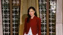 Bukan dipadu rok batik, melainkan ripped jeans yang bikin tampilan Kartini-nya terlihat lebih edgy. Tas Hermes dan slip on heels hitam jadi sentuhan netral untuk statemen look-nya [@therealdisastr]