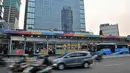 Calon penumpang menunggu bus Transjakarta di halte Tosari, MH Thamrin, Jakarta, Kamis (26/7). Gubernur DKI Jakarta Anies Baswedan mengklaim jumlah penumpang Transjakarta meningkat hingga 10 persen. (Merdeka.com/Iqbal S. Nugroho)