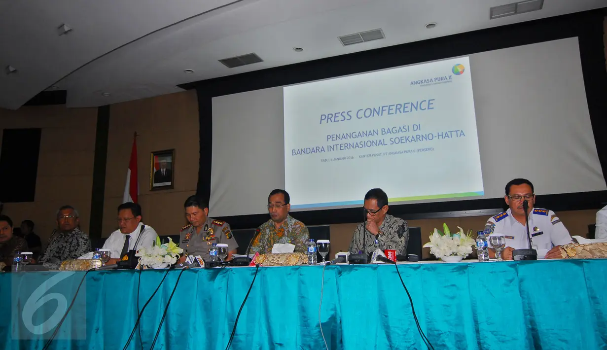 PT Angkasa Pura II menggelar konferensi pers terkait penanganan bagasi, Banten, Rabu (6/1/2016). PT Angkasa Pura II akan menambah CCTV sebanyak 30 persen dan bekerjasama dengan kepolisian dan pihak maskapai. (Liputan6.com/Faisal R Syam)