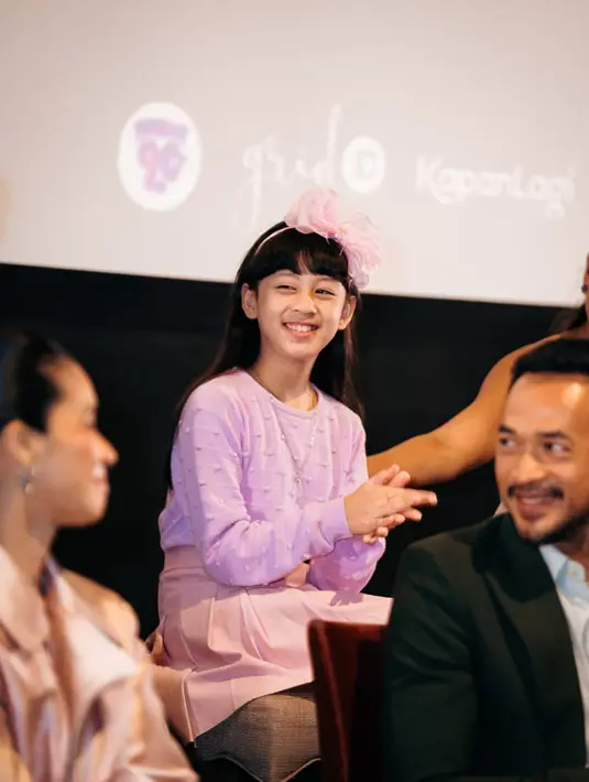 Adegan ikonis Ambar menantang Pri untuk menamparnya di sinetron membekas di benak pemirsa. Pasalnya, pertengkaran ini disaksikan putri mereka, Ayu, yang hanya bisa menangis. Ayu versi layar kaca diperankan Niken Ayu. Performanya bikin hati pemirsa teriris-iris. Kini, di layar lebar ada Alleyra Fakhira yang menghidupkan kembali Ayu sebagai korban konflik ayah ibunya. Siap-siap mewek. (Foto: Dok. Poplicist)