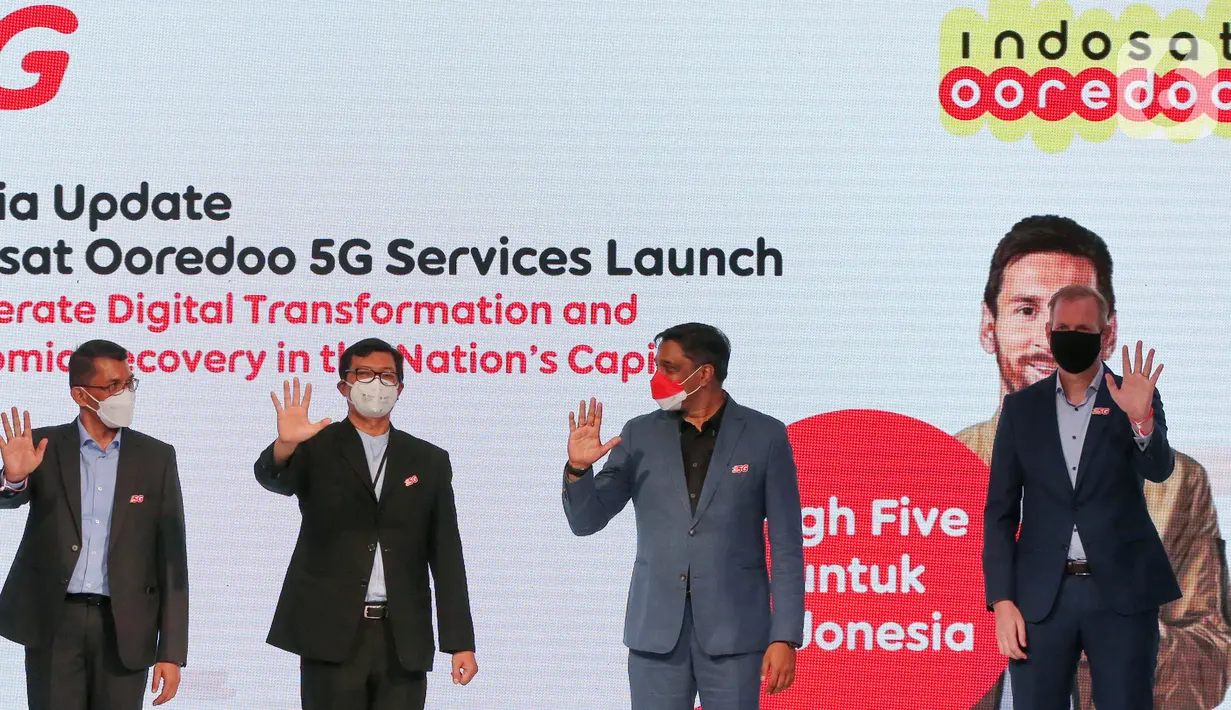 (ki-ka) Director & Head of Network Solutions Ericsson Indonesia ,Ronni Nurmal, Chief Business Officer Indosat Ooredoo, Bayu Hanantasena, Director & COO, Vikram Sinha dan Head of Technology Strategy & Partnerships Kees van Peer menunjukkan lima jari tangan pada peluncuran 5G Indosat di Jakarta.