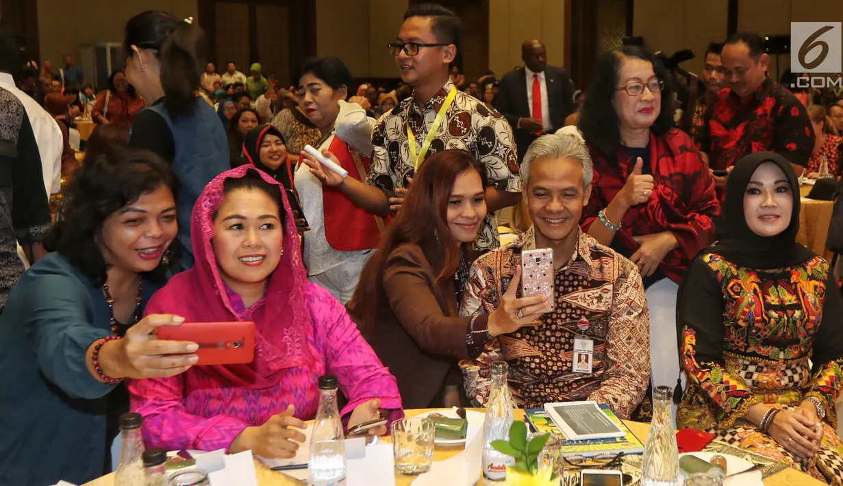 Peserta foto bersama Gubernur Jateng Ganjar Pranowo dan Co-Founder Wahid Fondation Yenny Wahid saat menghadiri Forum Nusantara bersama UN Women, Jakarta, Jumat (8/2). (Liputan6.com/JohanTallo)
