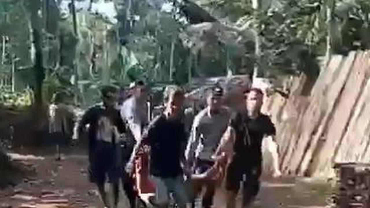 Suami Menenteng Tubuh Korban