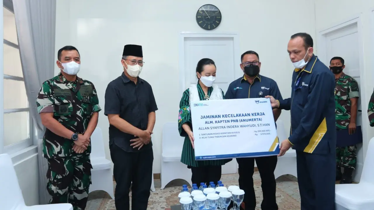 PT Asabri (Persero) menyerahkan santunan kepada ahli waris pilot TNI AU yang mengalami kecelakaan di Blora, Jawa Tengah. (Dok Asabri)