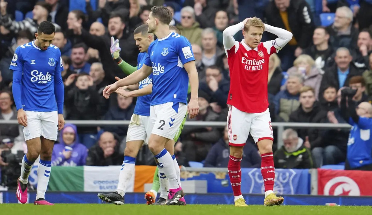 Ekspresi kecewa gelandang Arsenal, Martin Odegaard (kanan) setelah gagal memanfaatkan peluang di depan gawang Everton dalam laga pekan ke-22 Liga Inggris 2022/2023 di Goodison Park, Liverpool, Sabtu (4/2/2023) malam WIB. (AP Photo/Jon Super)