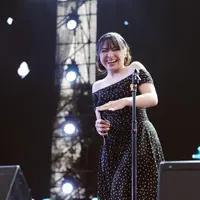 Bernadya Ribka kembali tunjukkan hasil eksplorasi gaya rambut terbaru saat manggung di Synchronize [@bernadyaribka]