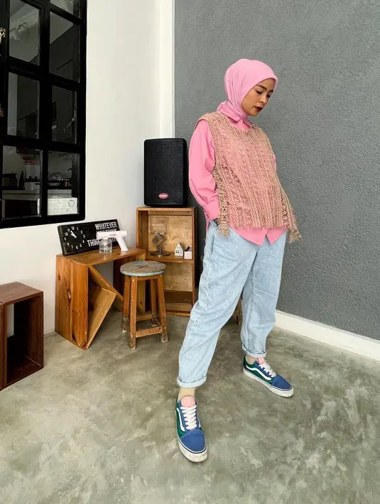 <p>Kini pentolan band Kotak tersebut terlihat jauh lebih langsing daripada sebelumnya. (FOTO: instagram.com/tantrisyalindri/)</p>