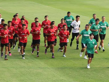 Sejumlah pemain timnas U-23 mengikuti sesi latihan di Lapangan A, Senayan, Jakarta, Kamis (10/8/2023). (Liputan6.com/Herman Zakharia)