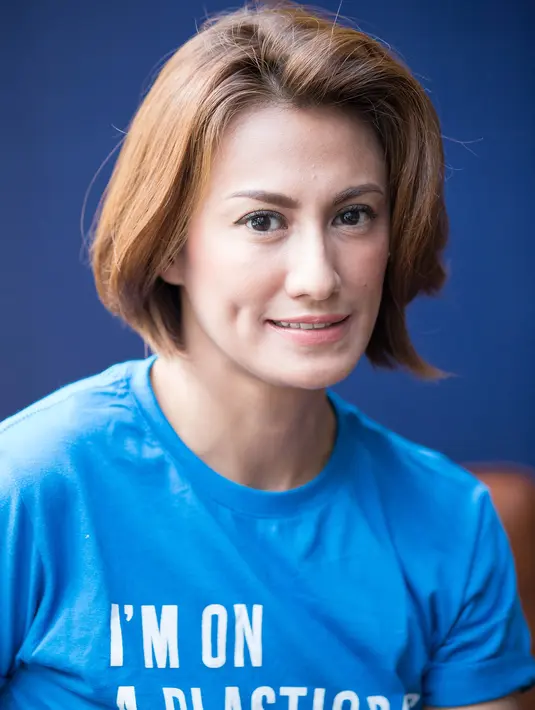 Pemeran Davina Veronica resmi menjadi muslim sejak 2003 silam. Ia tidak banyak membahas mengenai agama yang dianutnya sekarang. Baginya, itu adalah urusan pribadi. Ia mendapatkan hidayah saat berada di Roma, Italia. (dok. Bintang.com)