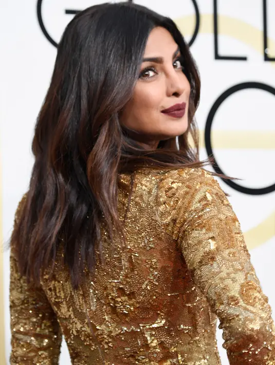 Penampilan bintang Bollywood Priyanka Chopra berpose di karpet merah ajang Golden Globe 2017 di California, Minggu (8/1). Priyanka Chopra memadukan gaun yang dikenakan dengan rambut yang dibiarkan tergerai. (Frazer Harrison/GETTY IMAGES NORTH AMERICA/AFP)