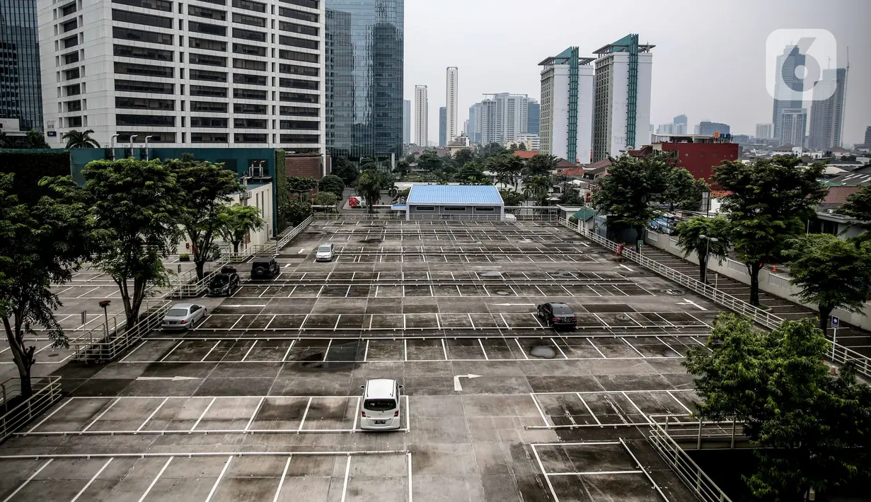 Suasana lahan parkir yang sepi di sebuah gedung, Jakarta, Kamis (1/5/2020). Indonesia Parking Association (IPA) menyatakan terjadi penurunan bisnis parkir sebesar 75-90 persen seiring penerapan PSBB untuk mencegah penyebaran COVID-19 di Jabodetabek. (Liputan6.com/Faizal Fanani)