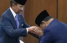 Momen Kejutan Prabowo Resmi Jadi Presiden Cium Tangan Salah Satu Sultan Terkaya di Dunia