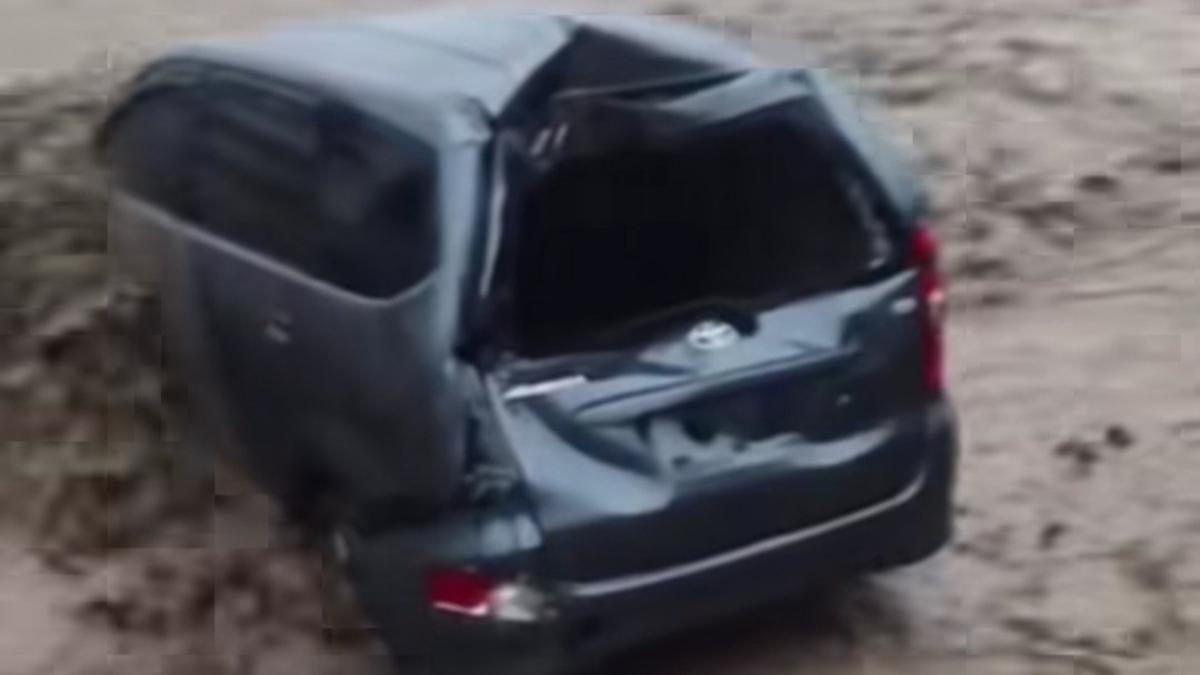 Mobil Avanza Ringsek Terseret Banjir di Bogor, Sungai Cileungsi Siaga 1