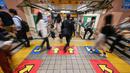 Yamanote Line merupakan jalur kereta tertua di Tokyo. Foto yang diambil pada tanggal 4 Juni 2024 ini menunjukkan orang-orang yang melewati stasiun Shin-Okubo, salah satu dari 30 stasiun di sepanjang Jalur JR Yamanote di Tokyo. (Richard A. Brooks/AFP)