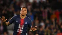 Pemain Paris Saint-Germain, Kylian Mbappe, mengenakan jersey khusus Notre Dame saat menjamu AS Monaco di Parc des Princes, Senin dini hari WIB (22/4/2019). (AFP/Franck Fife)