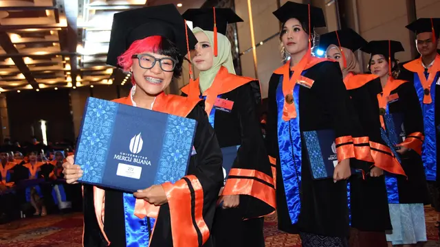 Aci Resti saat menjalani wisuda.