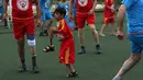 Seorang anak Irak memegang kaki palsunya saat bermain sepak bola di Arbil, Irak utara (7/5). Mereka semangat bermain sepak bola meski menggunakan kaki palsu. (AFP/Safin Hamed)