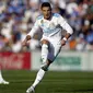 Striker Real Madrid, Cristiano Ronaldo, melepaskan tendangan ke gawang Getafe pada laga La Liga Spanyol Stadion Coliseum Alfonso Perez, Sabtu (14/10/2017). Real Madrid menang 2-1 atas Getafe. (AFP/Oscar Del Pozo)