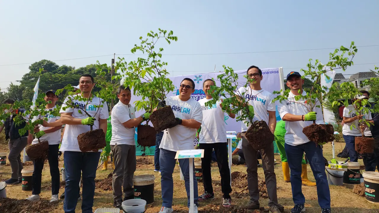 PT Danareksa (Persero) (Danareksa) bersama anggota Holding BUMN Danareksa melaksanakan program “Gotong Royong Boyong Pohon” dengan melaksanakan penanaman 600 pohon di kawasan PT Jakarta Industrial Estate Pulogadung. (Dok Danareksa)