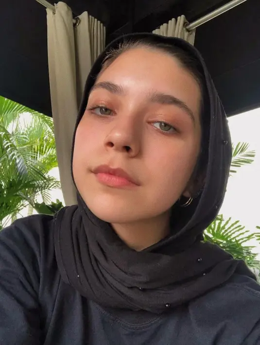 Ia juga kerap menambah aksesori seperti anting untuk melengkapi gaya. 
 (Foto: Instagram/ Isabel.Azhari)