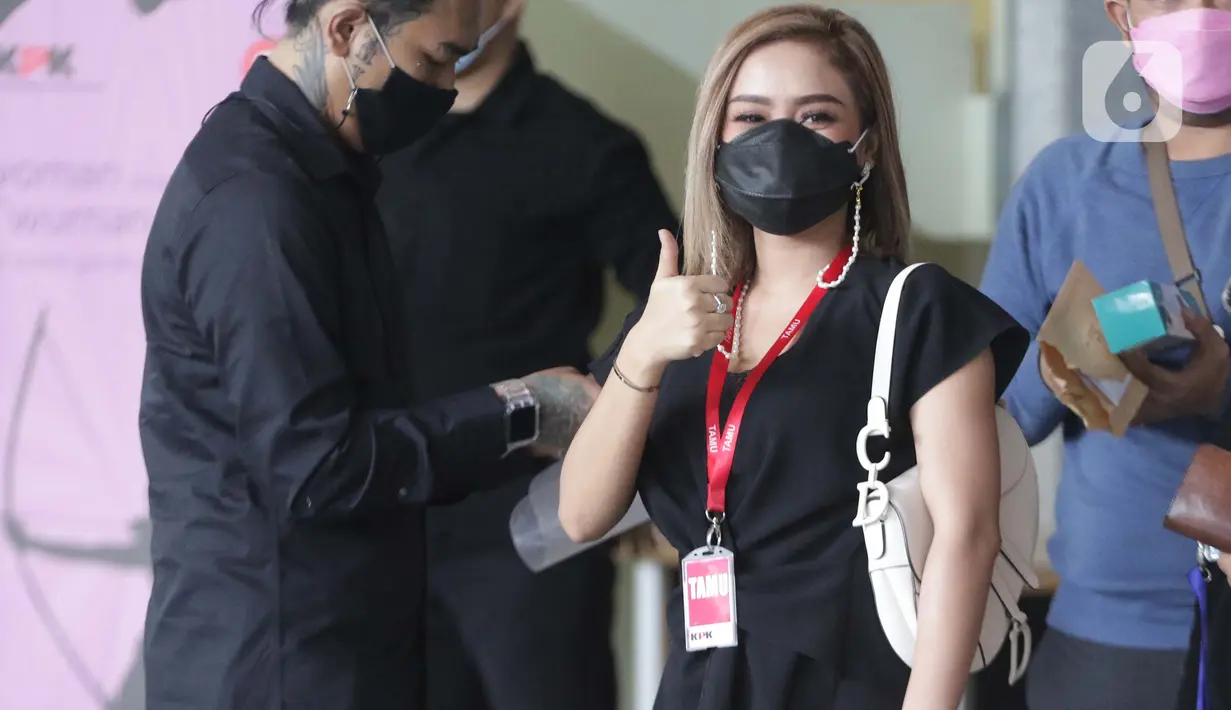 Pedangdut, Citra Rahayu atau Cita Citata mengacungkan jempolnya jelang diperiksa penyidik di Gedung KPK, Jakarta, Jumat (26/3/2021). Cita Citata dipanggil KPK sebagai saksi kasus dugaan suap pengadaan bantuan sosial untuk wilayah Jabodetabek tahun 2020. (Liputan6.com/Helmi Fithriansyah)