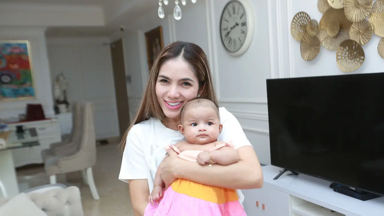 Baby Niken bersama dengan anaknya Brisia Saira Narayana.