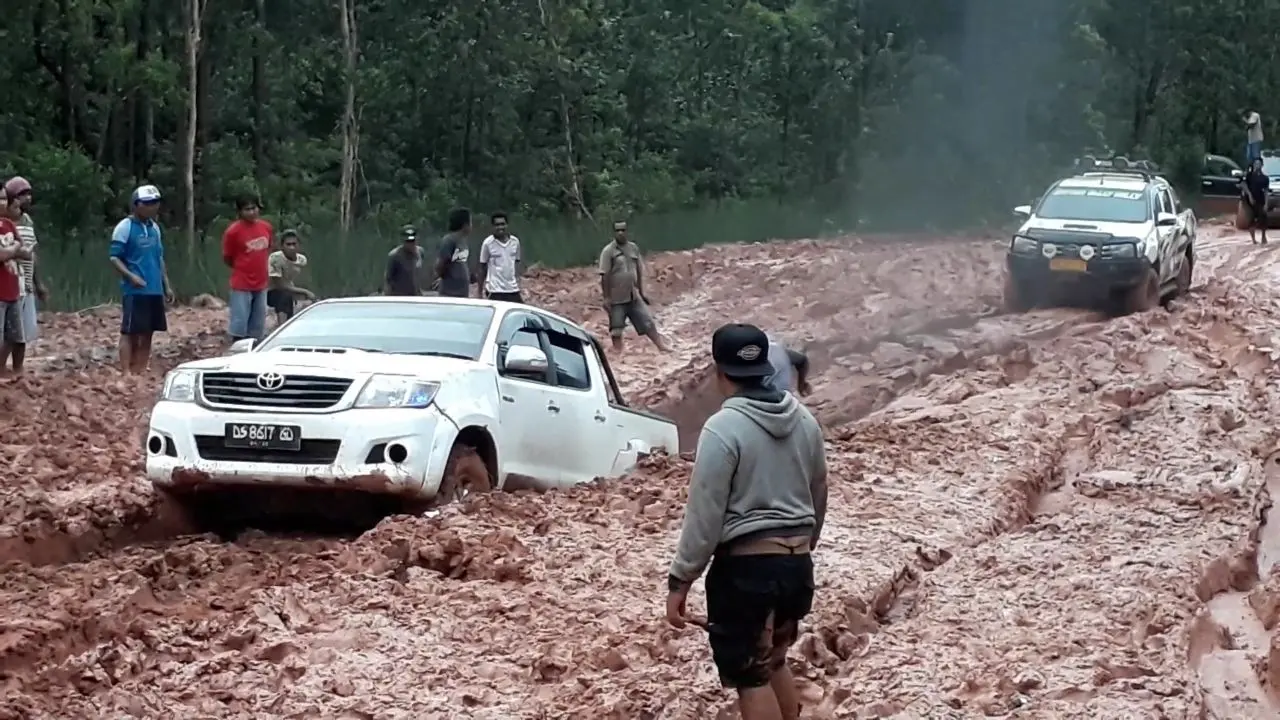 Ruas jalan Merauke-Boven Digul yang berlumpur. (Liputan6.com / Katharina Janur)