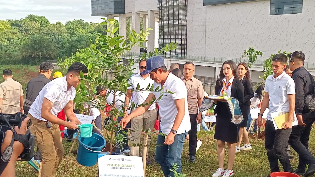 Menteri Lingkungan Hidup, Hanif Faisol Nurofiq melakukan penanaman pohon bersama perwakilan Pertamina di UIII, Depok. (Liputan6.com/Dicky Agung Prihanto)