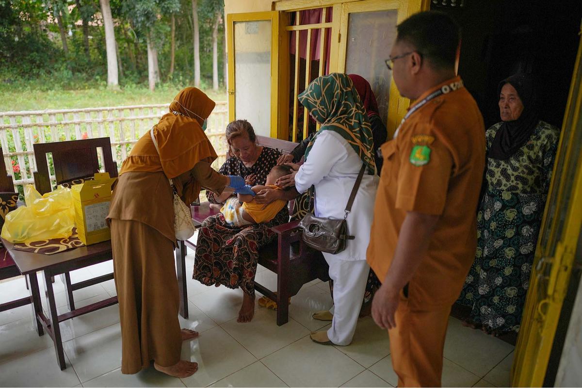 FOTO: 2.600 Anak di Sumenep Terjangkit Campak, Vaksinasi Terhambat Isu Halal