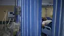 Seorang pasien di rawat di salah satu ruangan di Rumah Sakit Indonesia di wilayah utara Jalur Gaza, 4 Januari 2016. Rumah sakit yang dibangun menggunakan dana dari rakyat Indonesia itu resmi dibuka pada 27 Desember 2015 lalu. (REUTERS/Mohammed Salem)